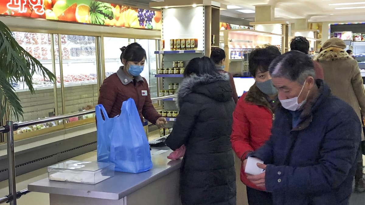 Pohjoiskorealaisessa kaupassa kaikilla on hengityssuojat.