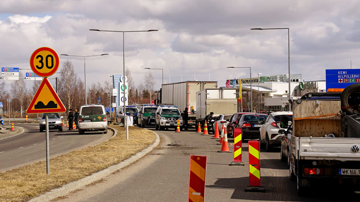 Autojono rajavartioiden pysäyttämänä Ruotsin ja Suomen rajalla Torniossa.