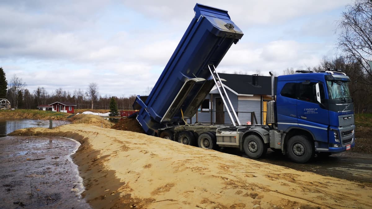 Tulvapaikalle tuodaan lisää hiekkaa kuorma-autolla Kittilässä.