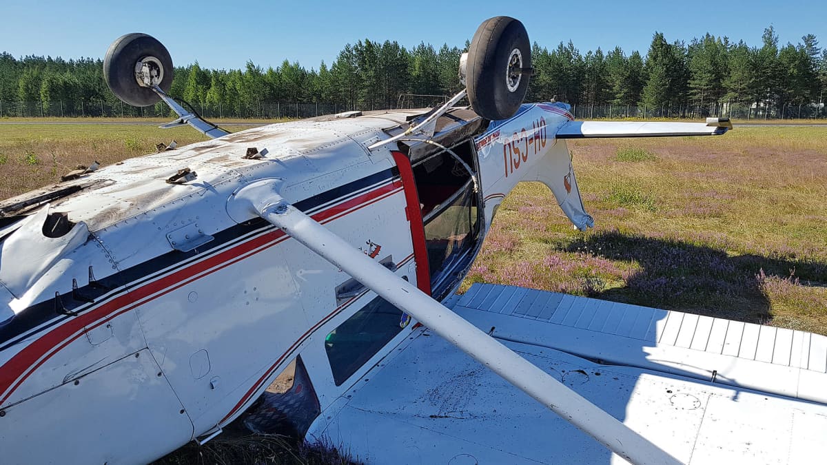 Cessna 206 -pienkone katollaan Immolan lentokentällä