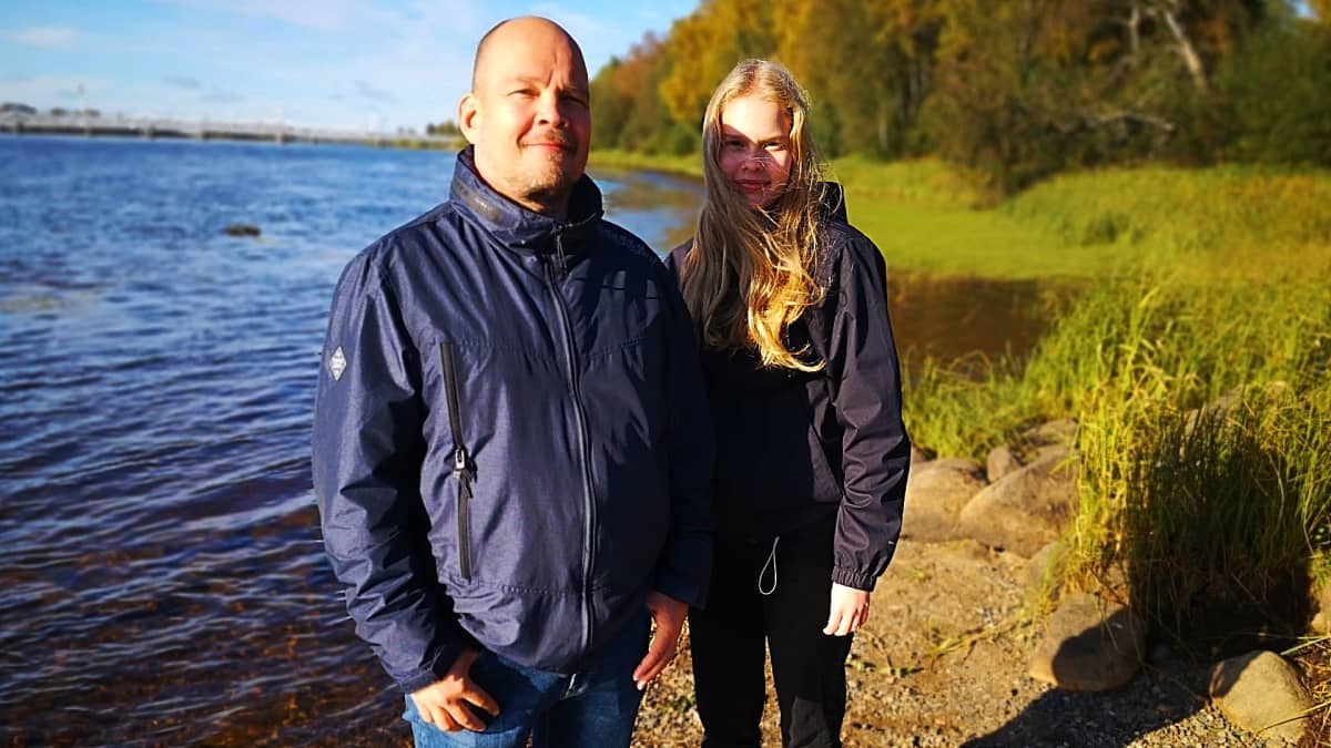 Marko ja Anni Myllylä seisovat Tornionjoen rannalla.