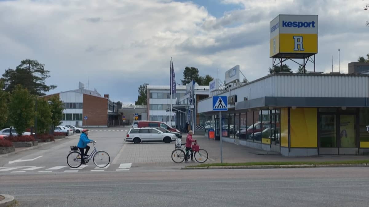 Pyöräilijöitä Kuhmon keskustassa