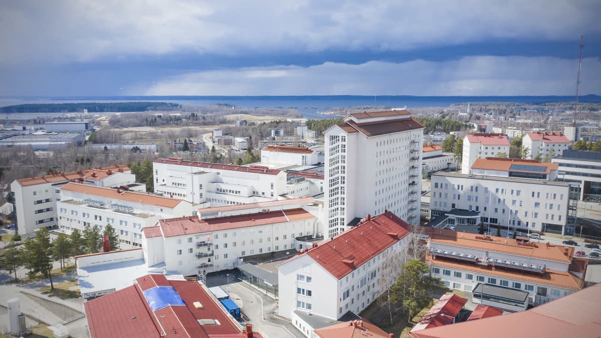 Ilmakuva Pohjois-Karjalan keskussairaalasta ja synkistä pilvistä.