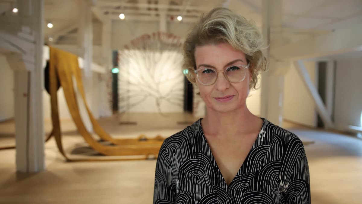 Kuntsin modernin taiteen museon näyttelypäällikkö Maaria Salo esittelee "Sääennuste tulevaisuudelle" - näyttelyä