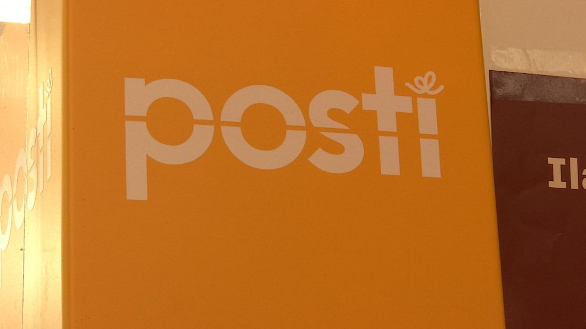 En orange skylt med texten Posti.
