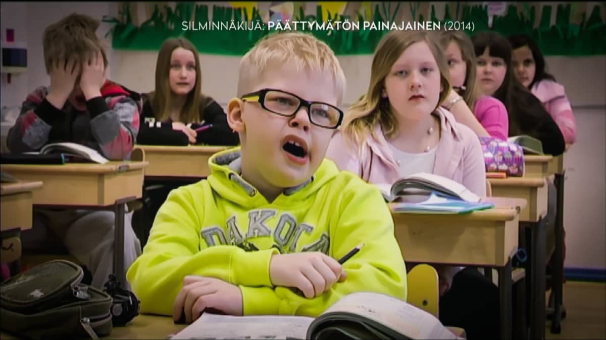 Jasper Mäki-Jokela tekee kaikkensa pysytelläkseen hereillä koulussa vuonna 2014 Ylen Silminnäkijän kuvauksissa.