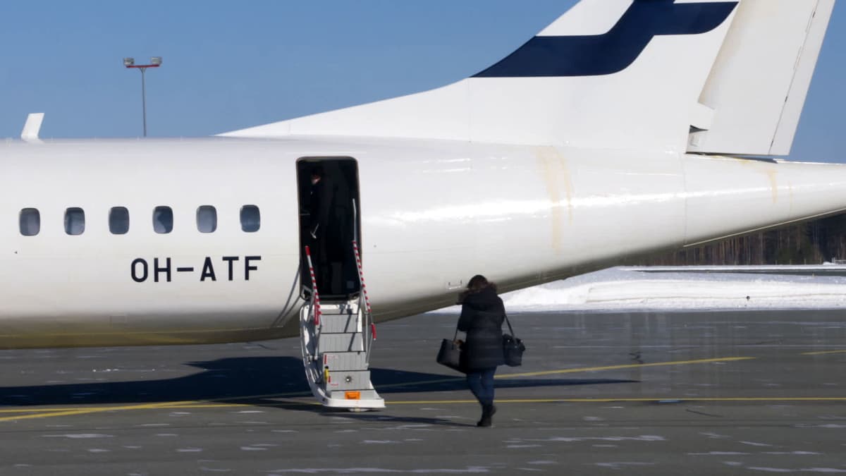 Matkustaja nousee Finnairin ATR-potkuriturbiinikoneeseen Joensuun lentoasemalla
