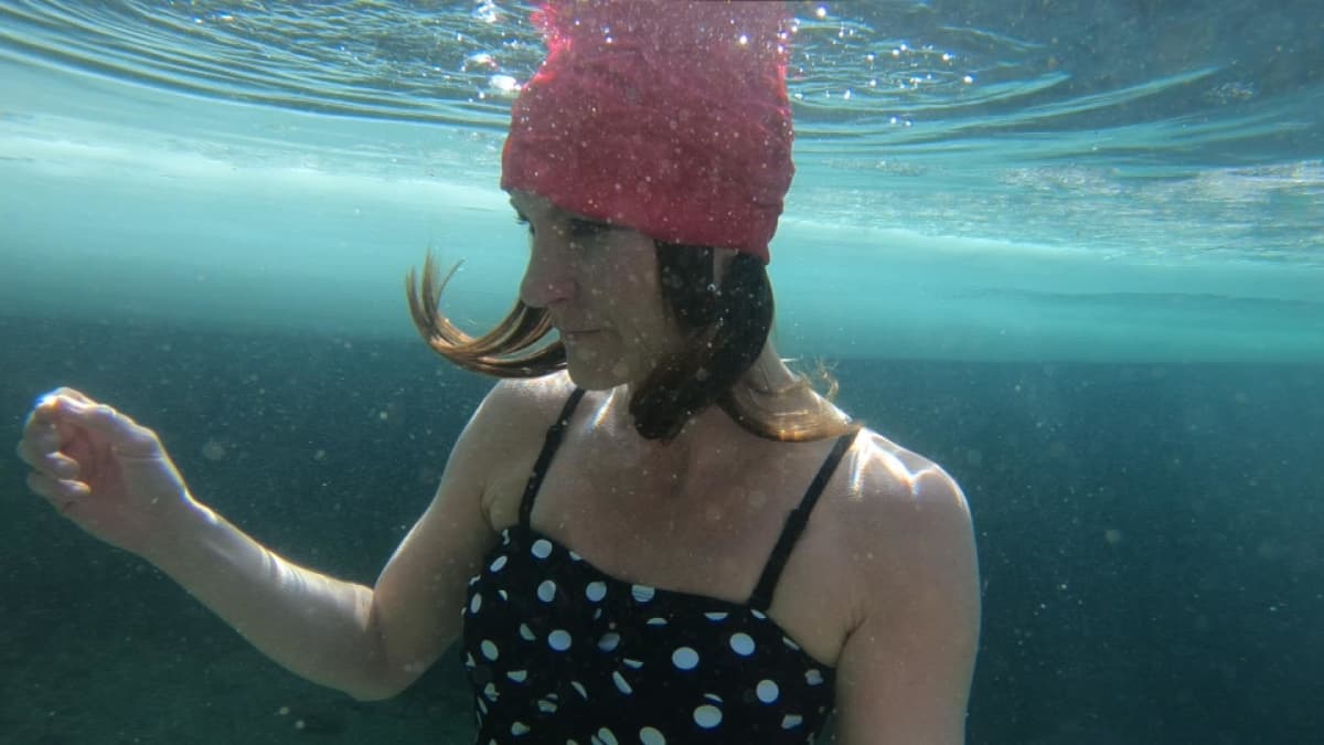 Johanna Nordblad sukelluksissa jään alla.