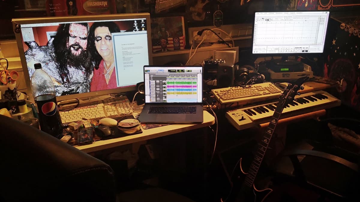 Mr.Lordi tekee levyään kotistudiollaan. Kuvassa hänen soittimiaan ja tietokoneita.