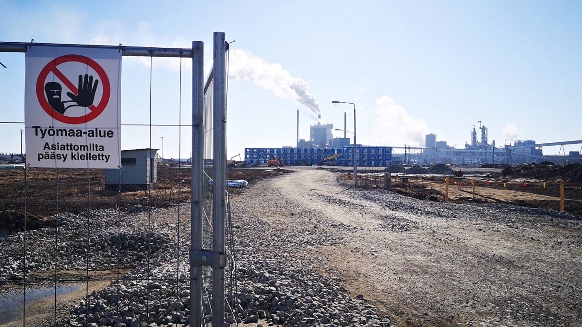 Työmaa-alue -kyltti Metsä Groupin Kemin uuden tehtaan rakennustyömaalla.