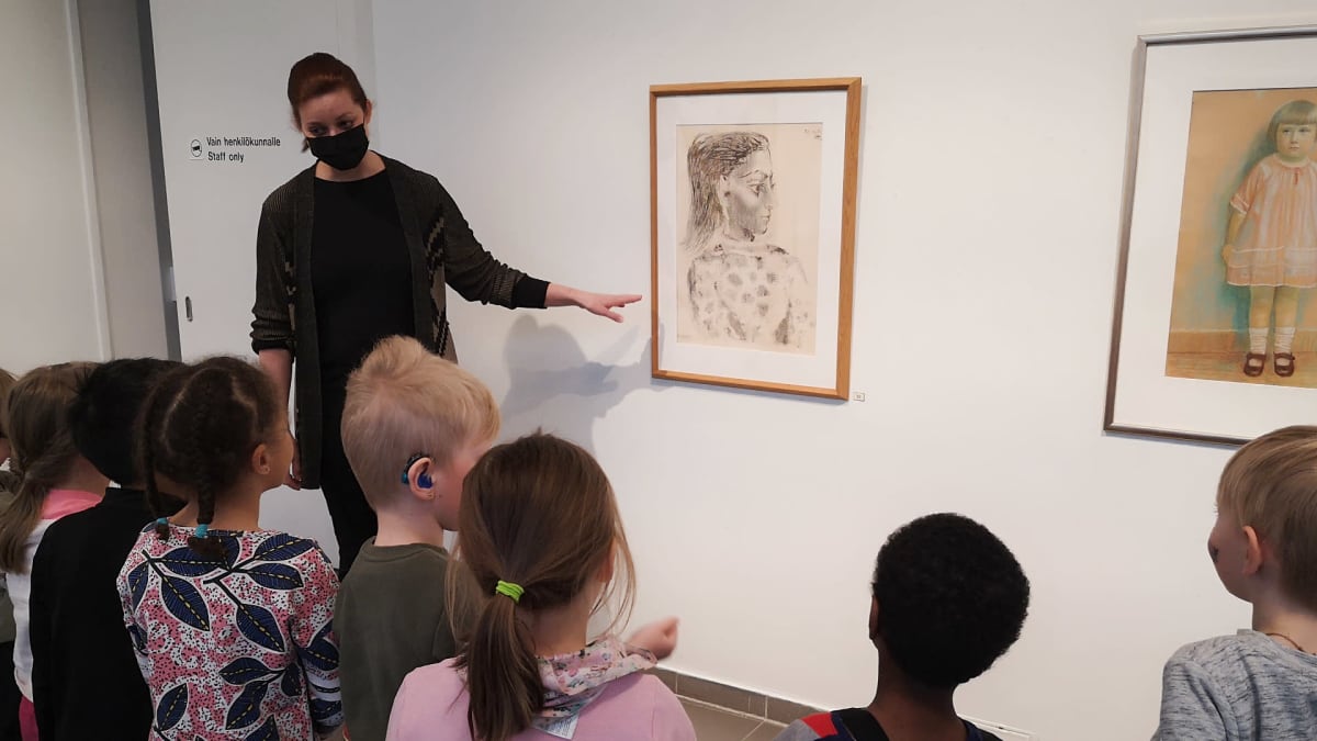 Vt.museonjohtaja Tanja Kavasvuo esittelee Picasson työtä lapsille.