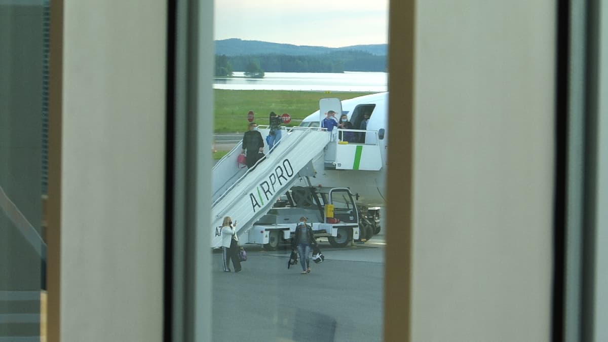 Ukrainalaisia marjanpoimijoita saapuu Kuopion lentoasemalle