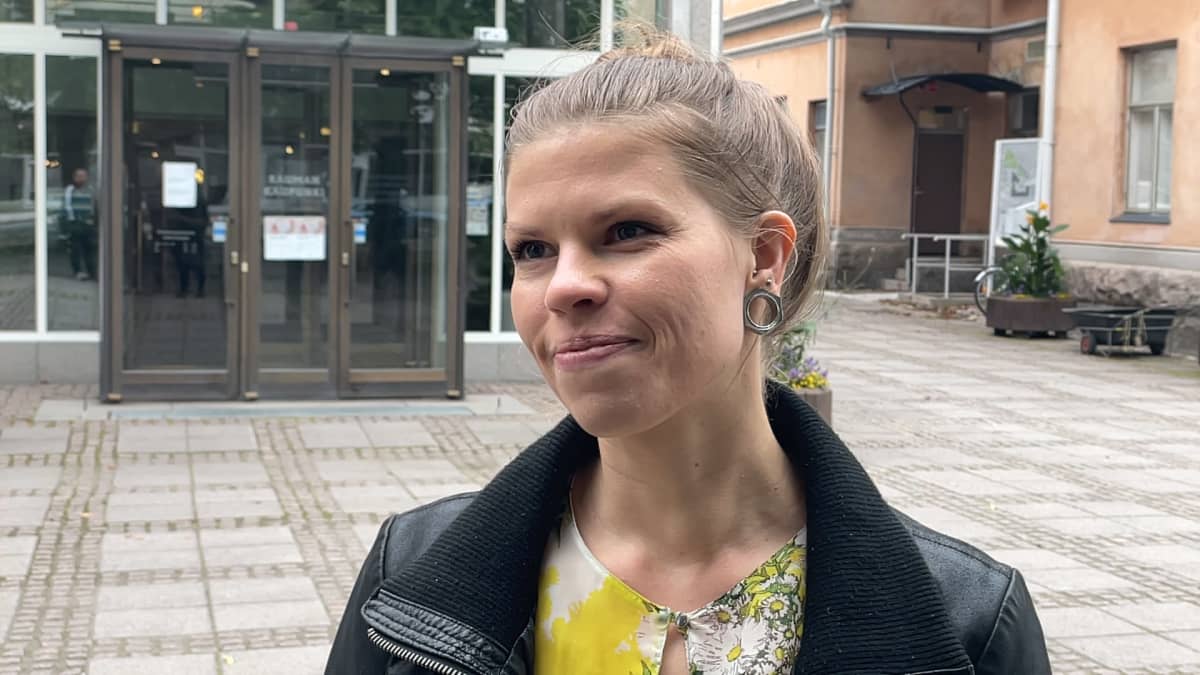 Porilainen kansalaisaktivisti Mette Jalomäki Rauman kaupungintalon edessä