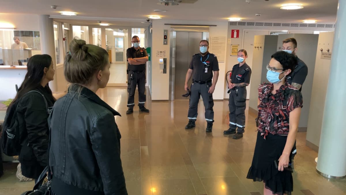 Rauman kaupungin lakimies Katri Ranta-Eskola otti vastaan turvamiesten kanssa aktivisteja.