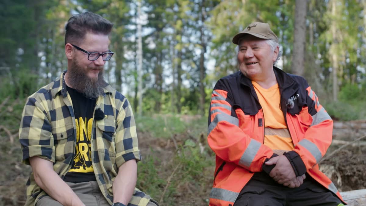 Metsäkoneyrittäjä Tero Kurula istuu nuotiolla juttelemassa isänsä, eläköityneen metsäkoneyrittäjän Taisto Kurulan kanssa. 