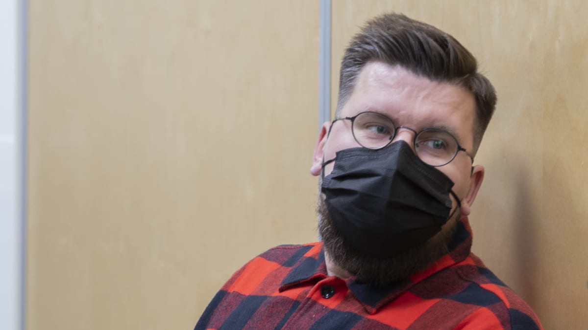 Sebastian Tynkkynen odottaa oikeudenkäyntiä maski naamallaan