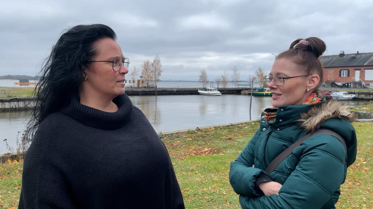 Jonna Kalliomäki ja Niina Sandholm-Erkkilä Reposaaressa