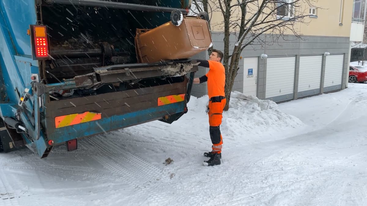 Jätekuski tyhjentää biojäteastiaa jäteautoon.