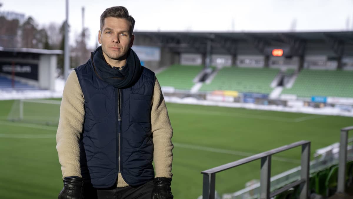 Sebastian Strandvall seisoo autiossa jalkapallokatsomossa.