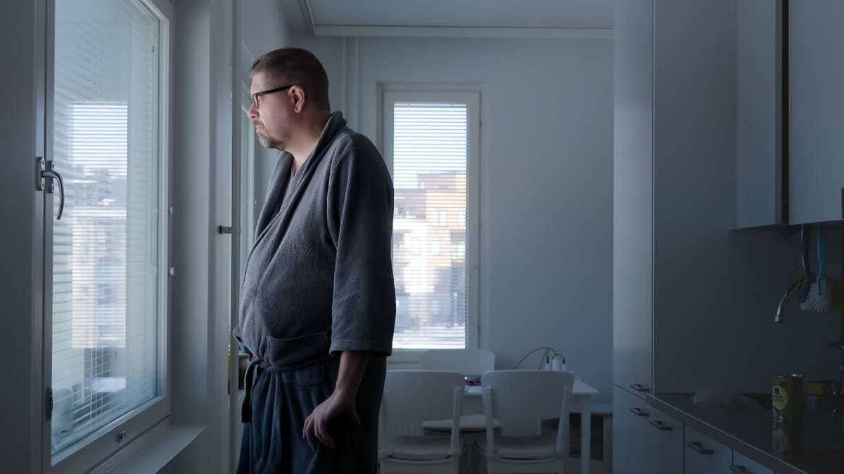 Tomas Bederdin katsoo keittiönsä ikkunasta ulos. 