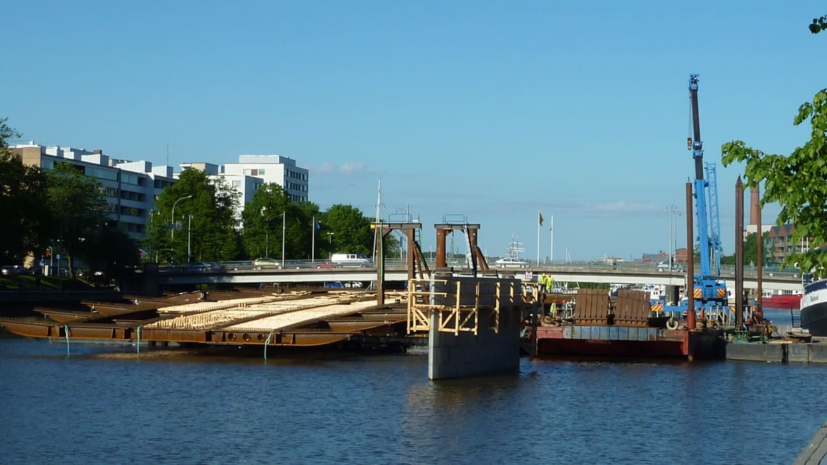 ny bro byggs över Aura Å
