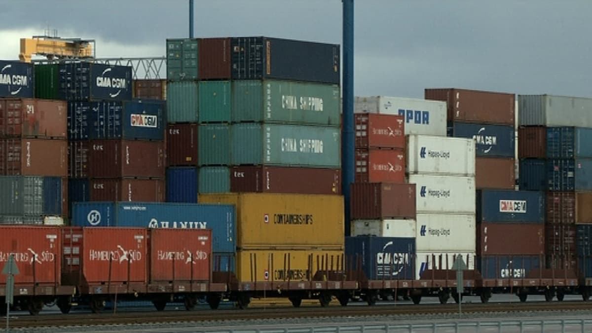 Kontteja lastataan junaan Helsingissä.