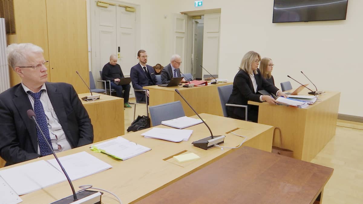 Asianomaisia Sunny Car Center -tapauksessa Turun hovioikeudessa odottamassa istunnon alkua. 