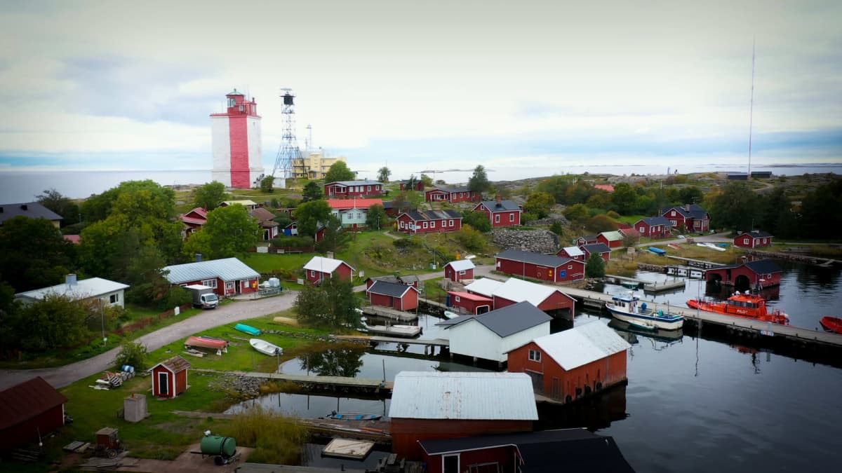 Ilmakuva Utön saaresta. Kuvassa näkyy satama, majakka sekä punaisia taloja