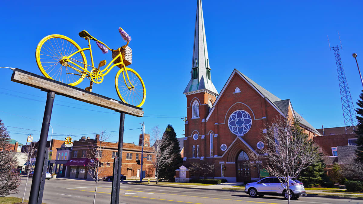Polkupyöräliike ja kirkko Monroen pääkadulla Michiganissa