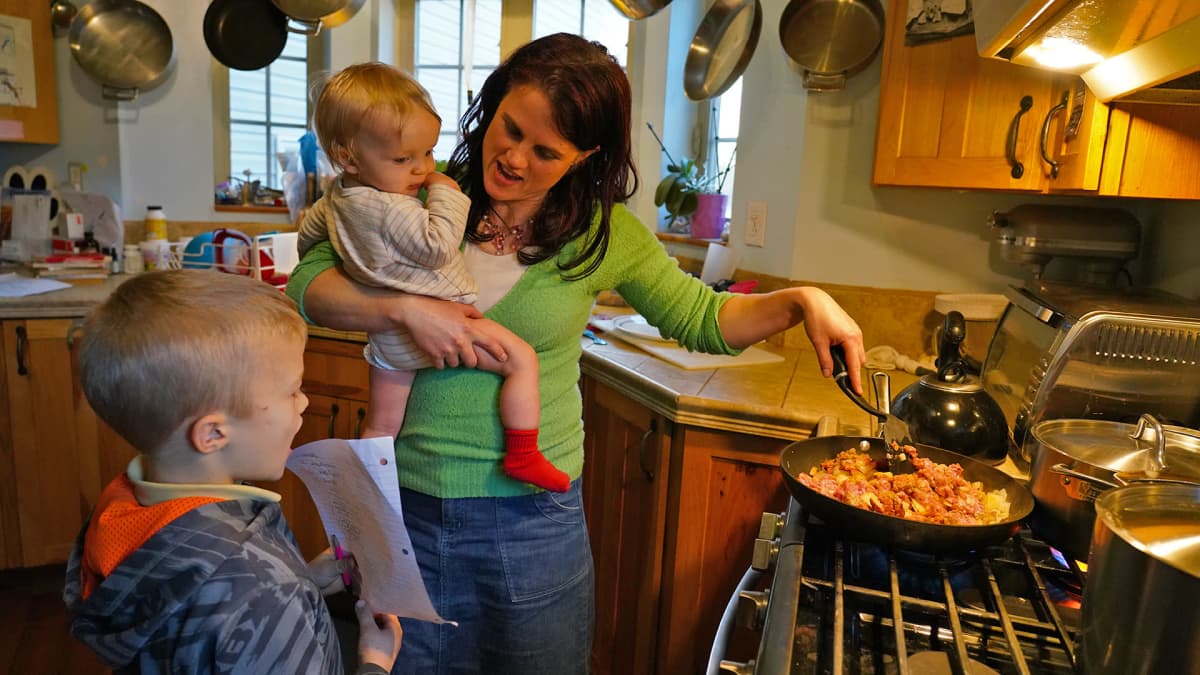 Natalie Bruck lastensa kanssa keittiössä