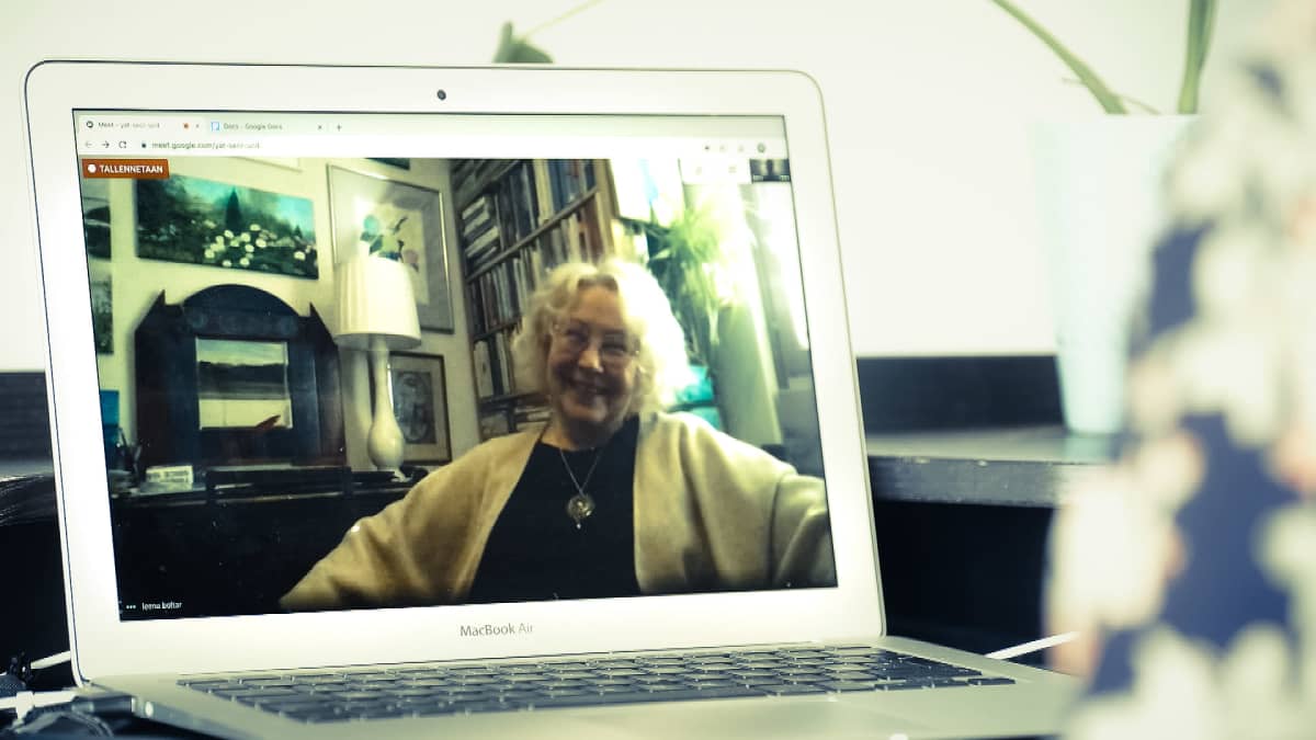 Leena Boltar hymyilee videohaastattelussa.