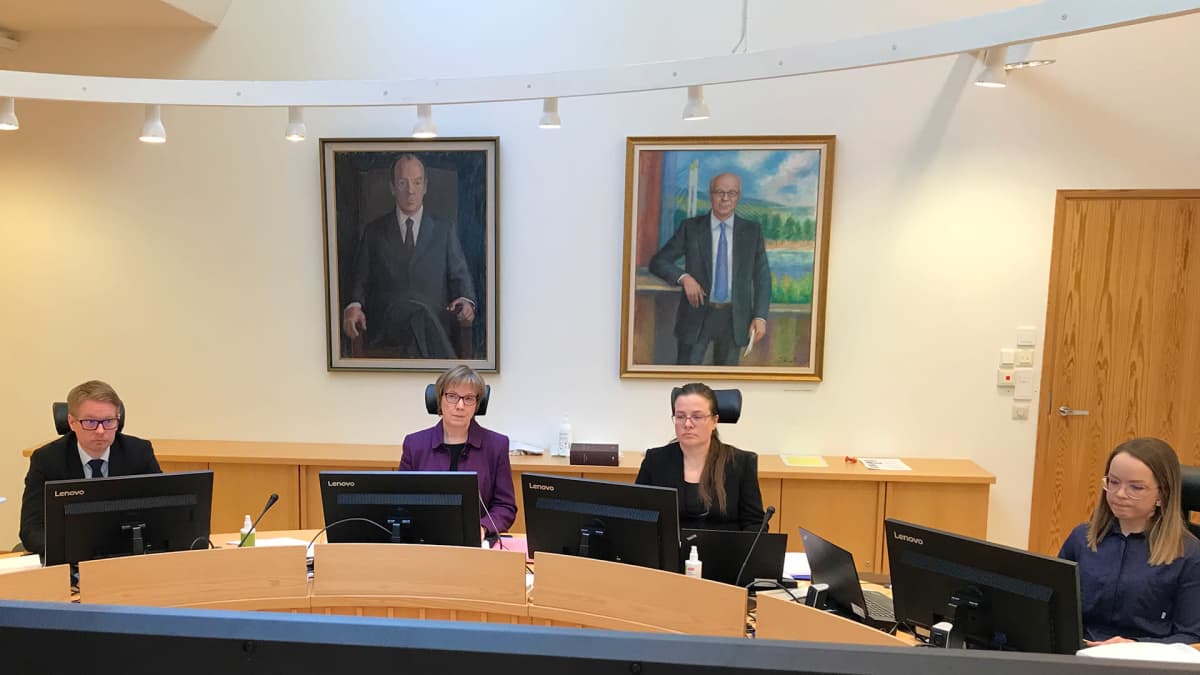 Kittilä-oikeudenkäynnin valmisteleva istunto alkamassa Rovaniemen hovioikeudessa, kuvassa vasemmalta hovioikeudenneuvos Teemu Saukkoriipi, oikeuden puheenjohtaja Auli Vähätörmä, hovioikeudenneuvos Anu Pogreboff ja esittelijä Anniina Kaartometsä.