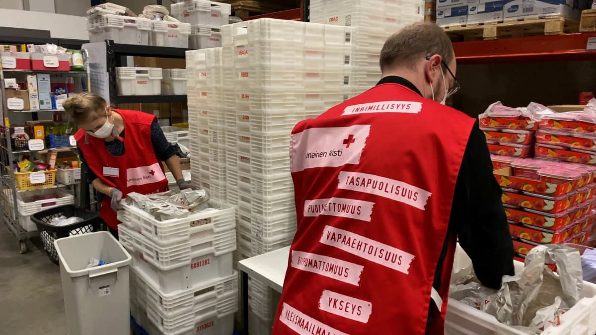 SPR:n vapaaehtoiset pakkaavat ruoka-apua Tampereen Ruokapankissa