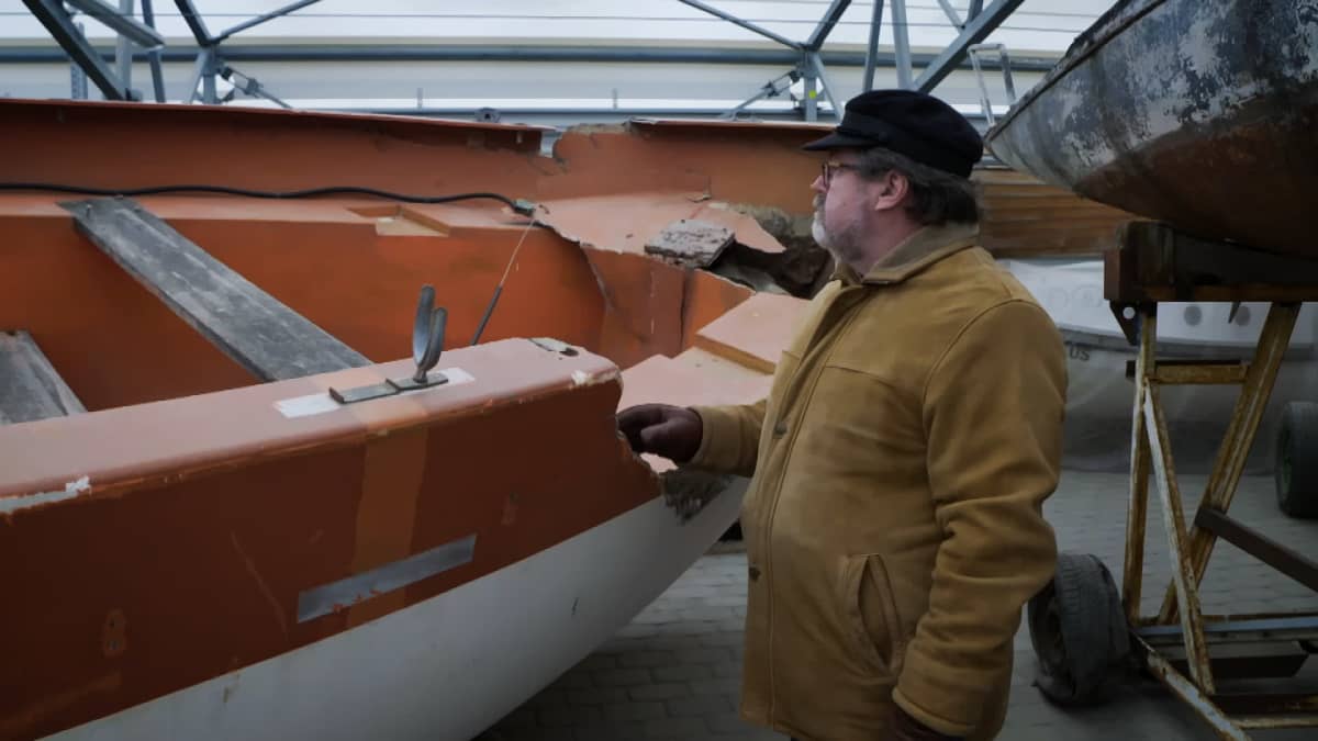 Kapteeni Jüri Lember katselee Estonian pelastusvenettä.