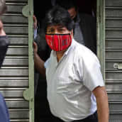 Evo Morales poistumassa lehdistötilaisuudesta Buenos Airesissa.