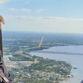 Floridan kuvernööri Ron DeSantis kävi katsastamassa onnettomuusaluetta sunnuntaina helikopterista käsin.