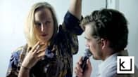 Milla Kangas (Sarah) ja Lauri Tilkanen (Richard) katsovat toisiaan. Sarah polttaa savuketta, Richard puhuu mikrofoniin.