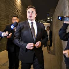 Elon Musk poistumassa Los Angelesin oikeussalin takaovesta 3. joulukuuta 2019.