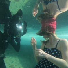 Elina Manninen kuvaa Johanna Nordbladia veden alla.