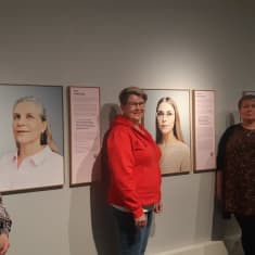 Hoitoalan ammattilaiset Jonna Pakisjärvi, Miia Alasaarela ja Sari Soini seisovat Kemin historiallisessa museossa tutustumassa hoitoalan arkea kuvaavaan näyttelyyn.