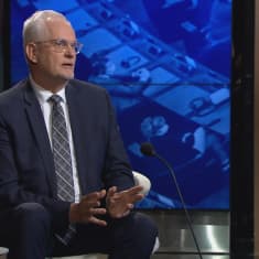 Europarlamentaariko Petri Sarvamaa (kok.) A-Talkissa.