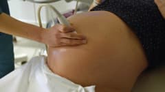 Odottava äiti ultraäänitutkimuksessa