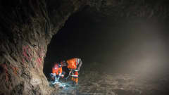 Kaivosmiehet tutkivat malmia tunnelissa.