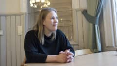 Sanna Heikkinen tuijottaa ikkunaa. 