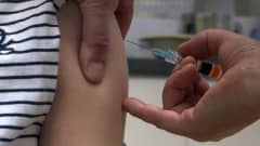 HPV-rokotetta pistetään nuoren pojan käsivarteen.