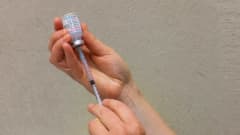 Moderna rokotetta otetaan rokoteruiskuun ampullista.