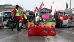 Tyhjiä polttoainekanistereita mielenosoittajien tiesulussa Kanadan pääkaupungissa Ottawassa.
