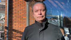 Etelä-Pohjanmaan Ely-keskuksen johtaja Anders Östergård seisoo haastateltavana talon edustalla.