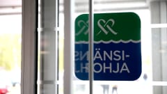 Länsi-Pohjan keskussairaalan ovi, kyltissä teksti Mehiläinen Länsi-Pohja