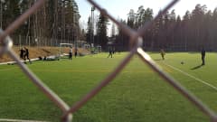 Nuoria pelaamassa Sammonlahden palloilukentällä